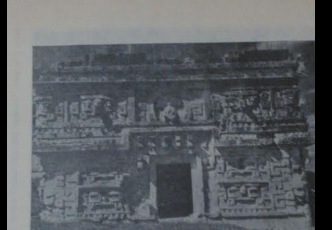 Lo maya en la plaza principal de montejo