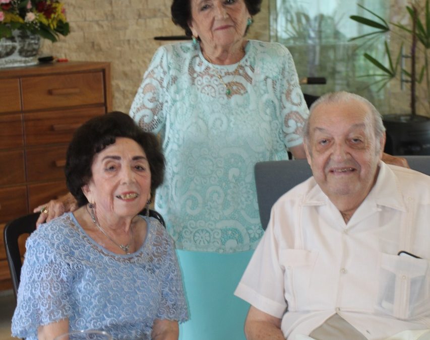 DOÑA SARITA CON SUS DOS HERMANOS: DOÑA OFELIA Y EL EMINENTE MÉDICO LUIS ALBERTO NAVARRETE RUIZ DEL HOYO, HIJOS DEL LIC. ALFREDO NAVARRETE SOLÍS Y DE DOÑA OFELIA RUIZ DEL HOYO LÓPEZ