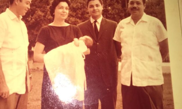 Foto entrañable de los cuatro hermanos Casares G Canton: Mario, Eldita, Raúl y Eduardo. El niño es Eduardo Gasque Casares, hijo de Eldita y Alfonso Gasque Gomez