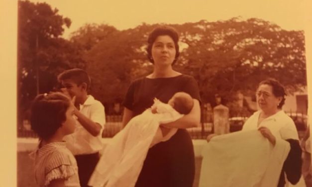 Doña Eldita Casares de Gasque y su hijo Eduardo