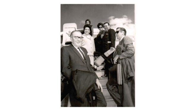 Foto.historica : el.entonces senador y gobernador electo Carlos Lorer de Mola en compañia dd su esposa, doña Berta Vadillo y de sus asesores, Efrain Ceballos  y Jose Trinidad Molina Castellanos, ambos acompaados de sus esposaa, Graciela Gutiérrez y Maria Lucia Casares Espinosa