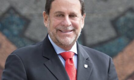 MANUEL DIAZ RUBIO EN UNA MESA  MEMORABLE