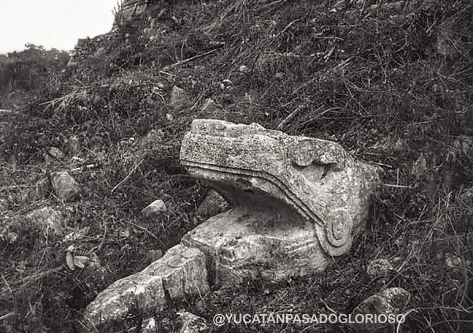 Cabezas de serpiente del Castillo de Chichén Itzá