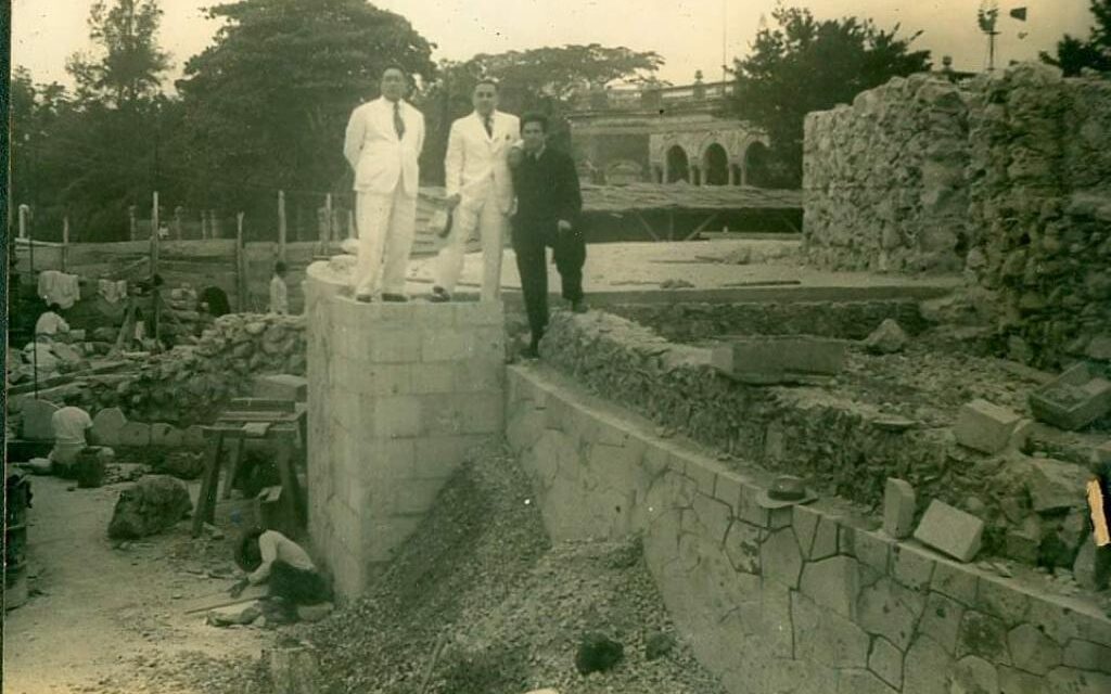 Los arquitectos Amabilis en el Monumento a la Bandera.