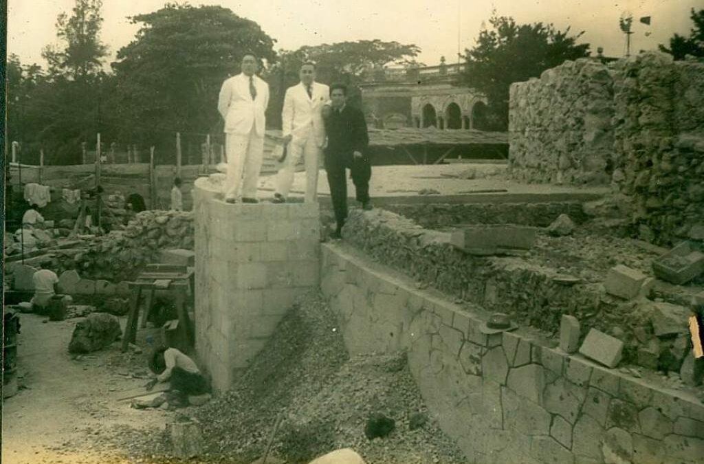 Los arquitectos Amabilis en el Monumento a la Bandera.