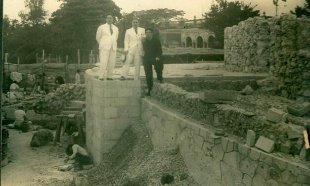 Los arquitectos Amabilis en el Monumento a la Bandera.